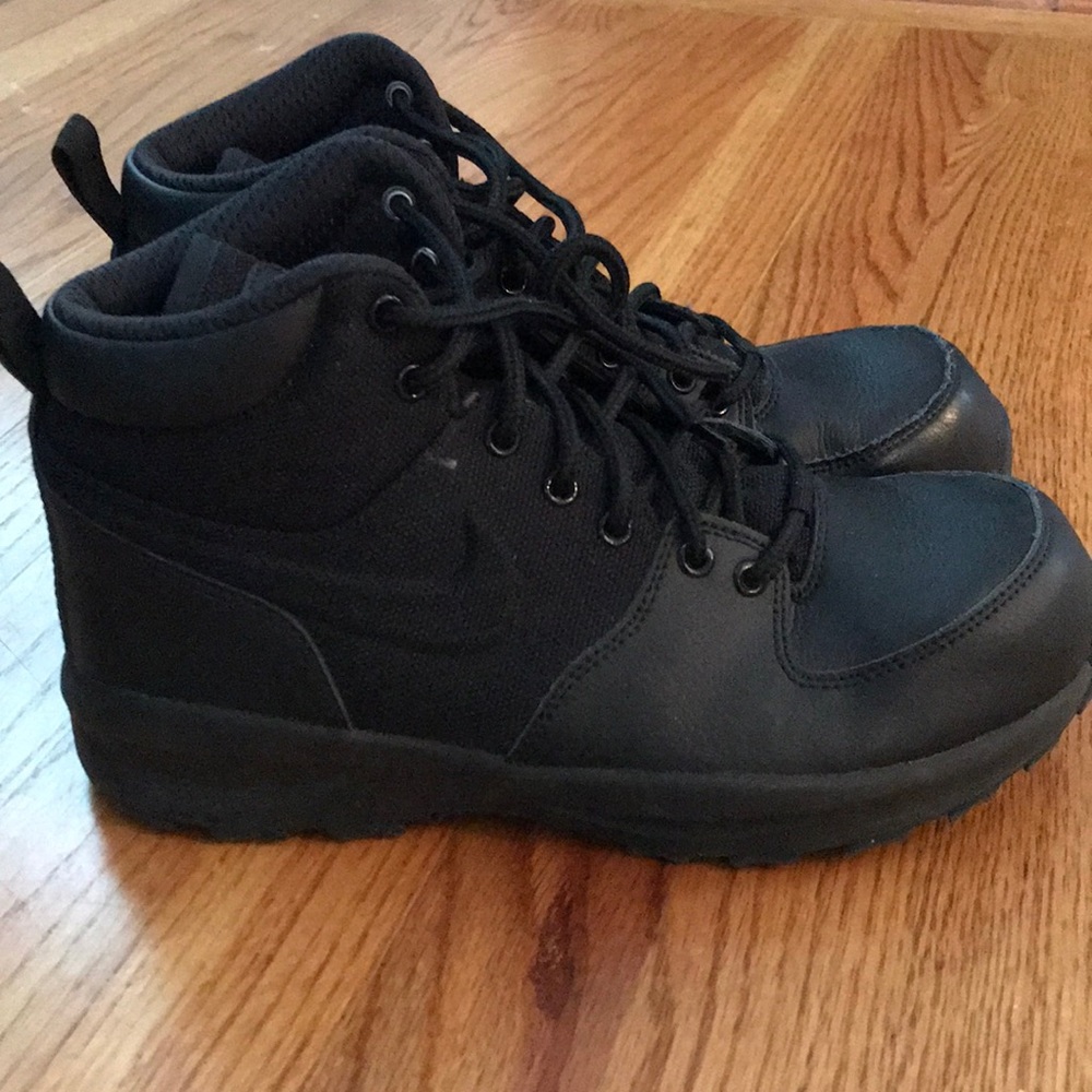 NIKE BLACK SNEAKERS